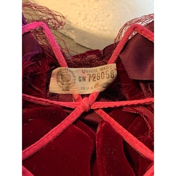 Ladies Red Velvet and Satin Hat with Netting Union Made Vintage - Picture 6 of 9
